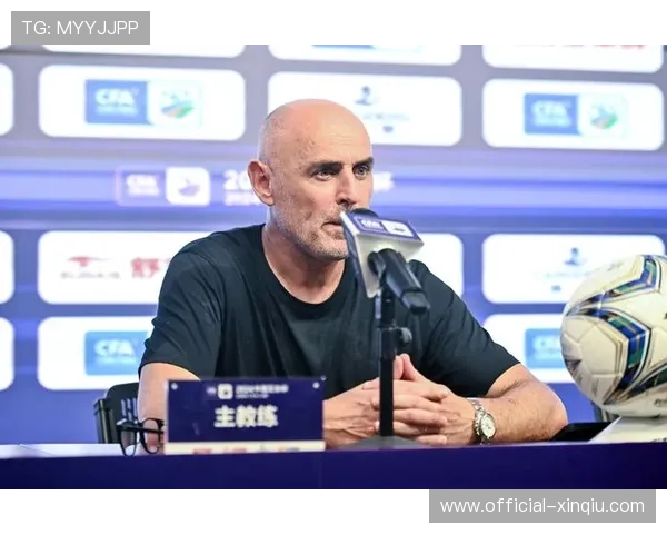 赛前新闻发布会,教练强调专注比赛本身